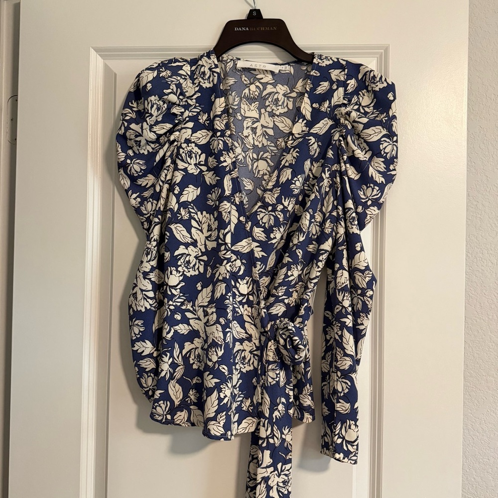 ASTR THE LABEL WRAP BLOUSE SIZE MEDIUM